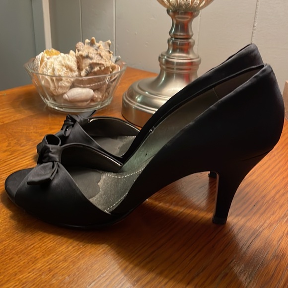 Kenneth Cole Reaction Black Satin Open-Toed Heels with Bow Accent - Picture 2 of 9
